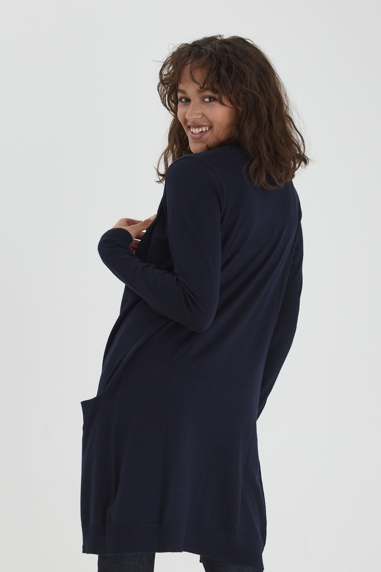 8386430_lang-cardigan-m-lommer-strikket-marine