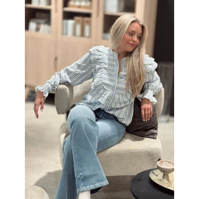 COCOGO LU VOLANG BLUSE - HVIT MED BLÅ STRIPER