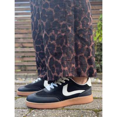 07161 Base Black Sneaker